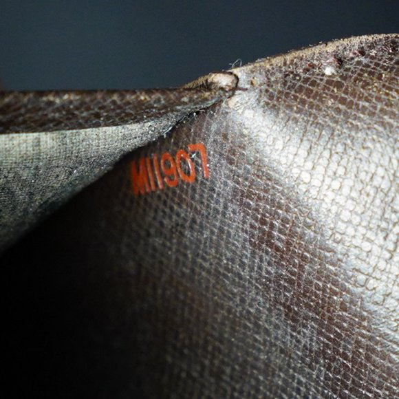 Louis Vuitton Damier Wallet - Picture 9 of 9